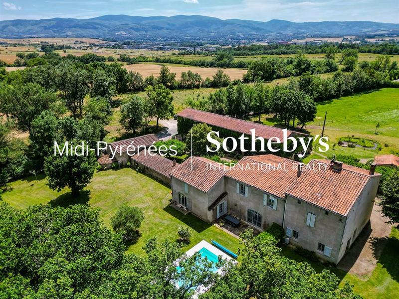 Maison - 430 m² - 9 pièces