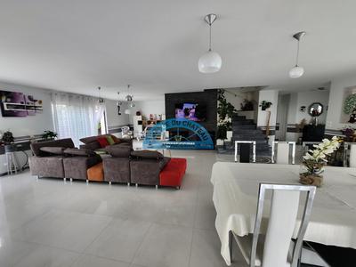 Maison - 240 m² - 9 pièces