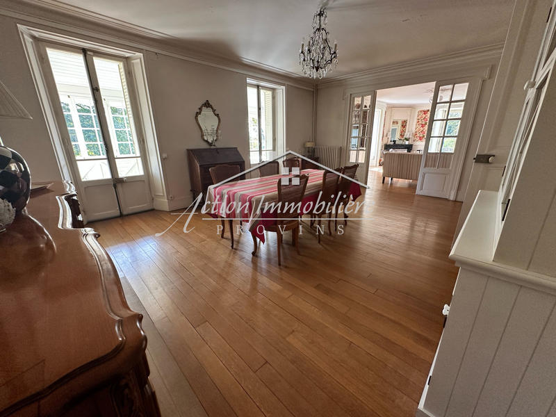 Propriété - 270 m² - 11 pièces