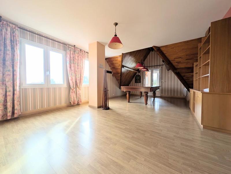 Maison - 208 m² - 8 pièces