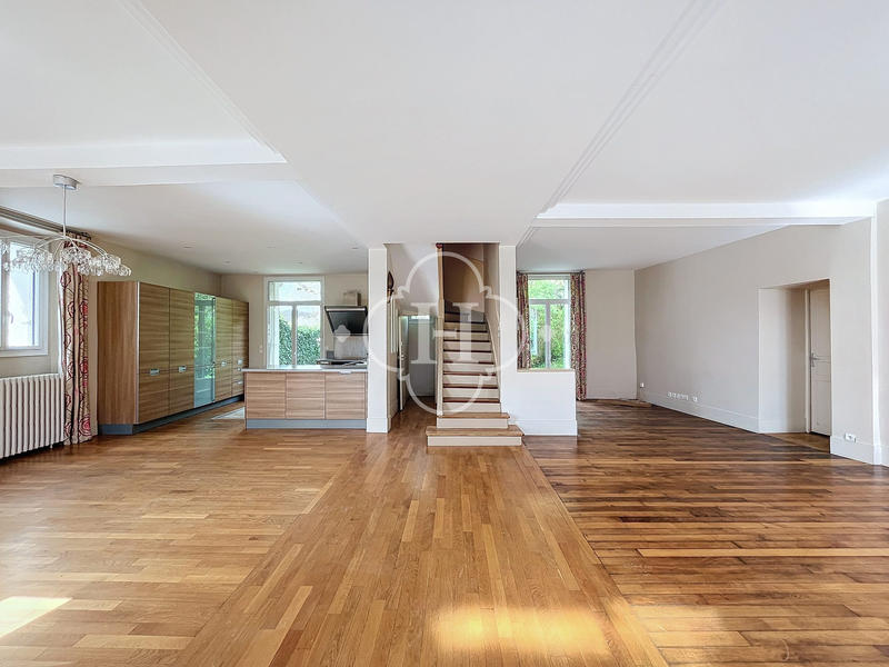 Maison - 225 m² - 8 pièces