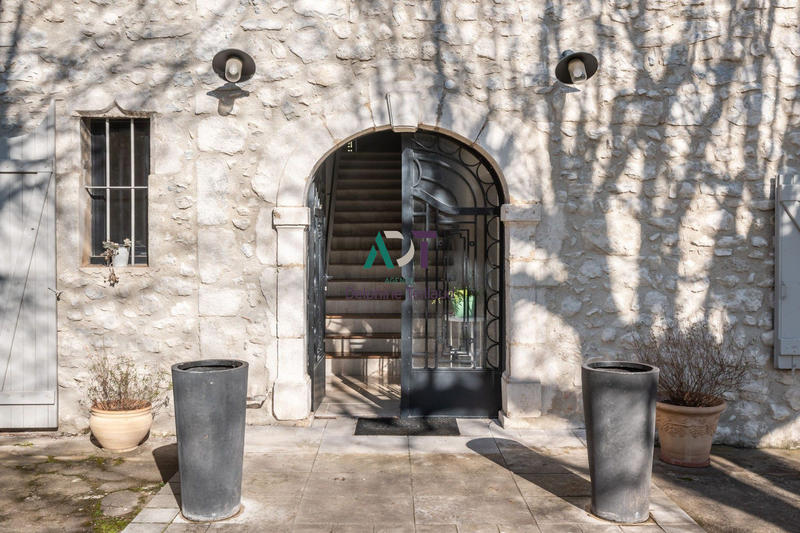 Maison - 465 m² - 9 pièces