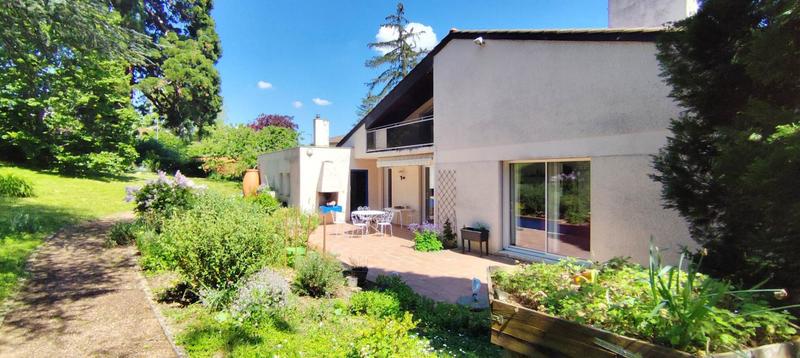 Maison - 240 m² - 8 pièces