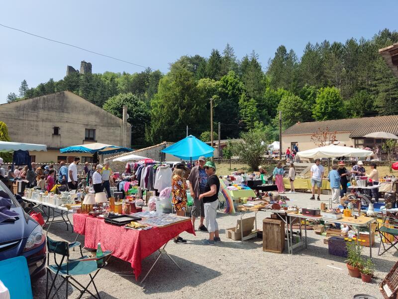 Vide grenier et marché d'artisans détourneurs