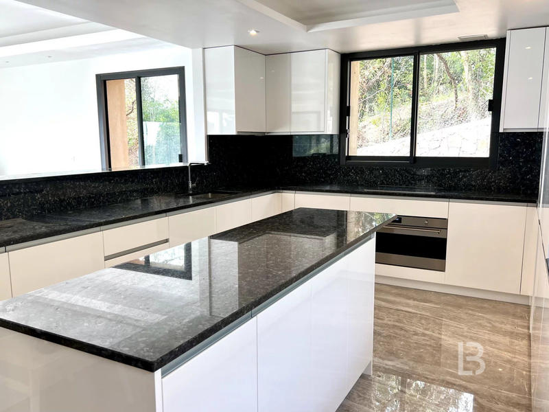 Maison - 360 m² - 10 pièces