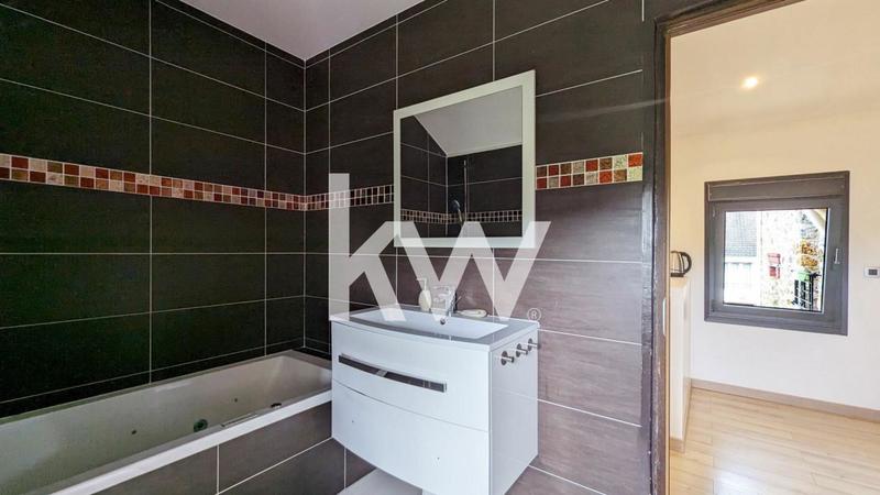 Maison - 251 m² - 9 pièces