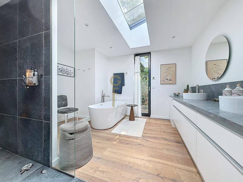 Maison - 312 m² - 9 pièces