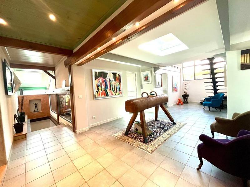 Maison - 407 m² - 9 pièces