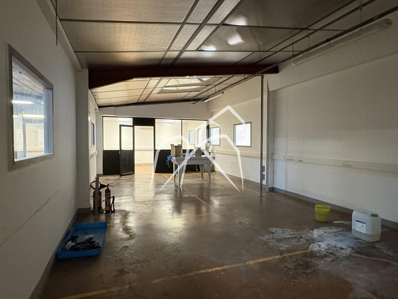 Entrepôt - 2 160 m²