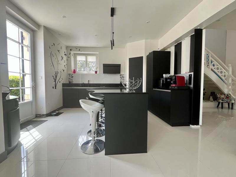 Maison - 245 m² - 7 pièces