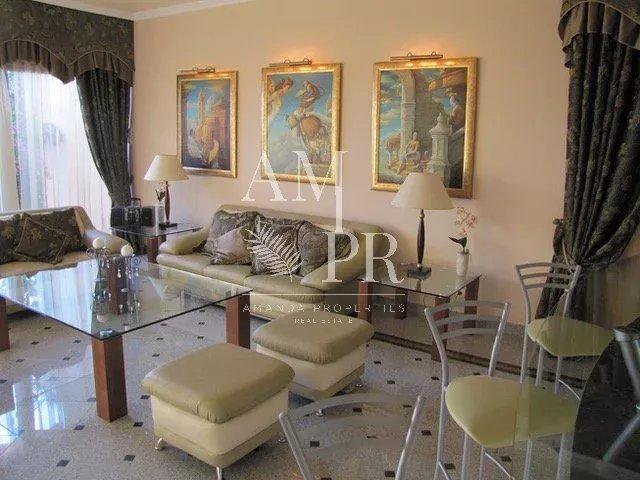 Appartement villa - 360 m² - 7 pièces