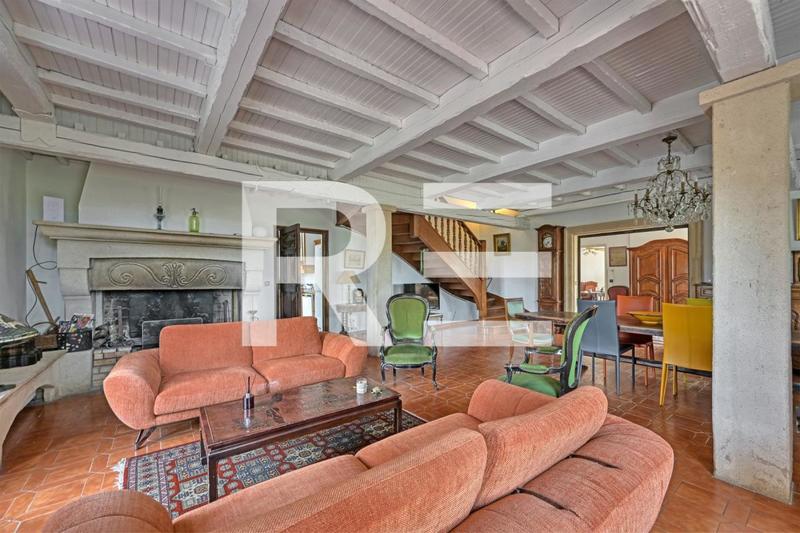 Maison - 238 m² - 7 pièces