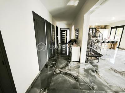 Maison - 270 m² - 8 pièces