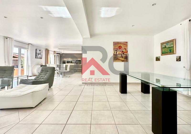 Maison - 226 m² - 7 pièces