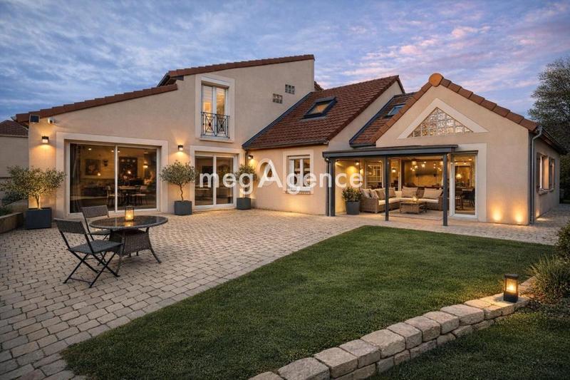 Maison - 203 m² - 10 pièces