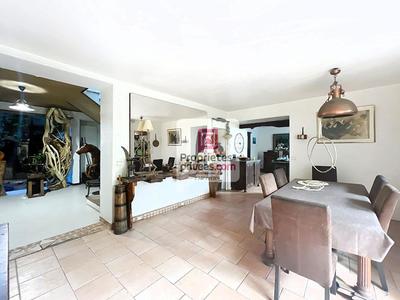 Maison - 553 m² - 15 pièces