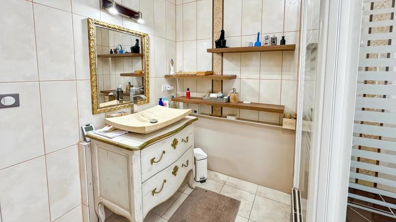 Maison - 256 m² - 8 pièces