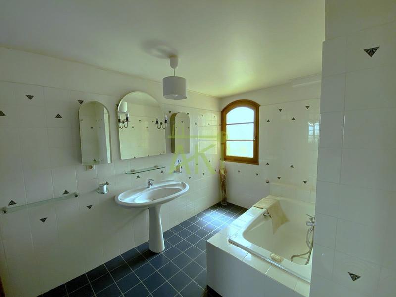 Maison traditionnelle - 353 m² - 9 pièces