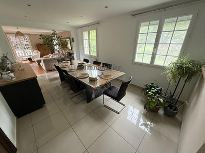 Maison - 210 m² - 6 pièces