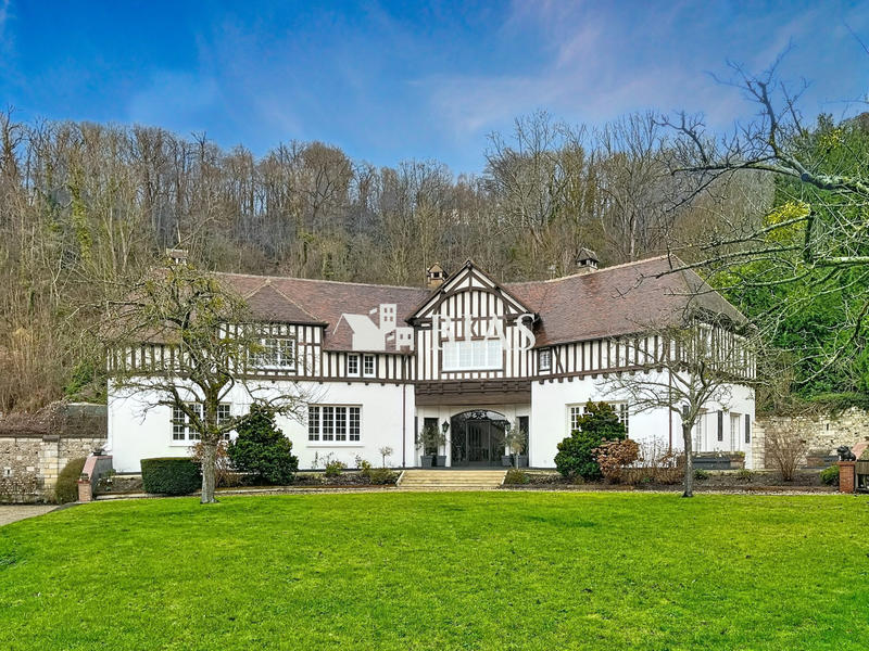 Maison - 350 m² - 12 pièces