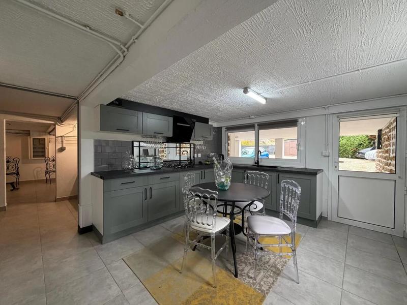 Maison - 230 m² - 8 pièces