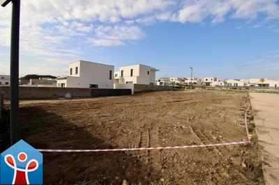Terrain constructible - 702 m²