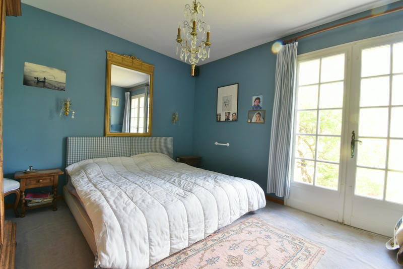 Maison - 234 m² - 8 pièces