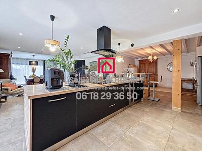 Maison - 220 m² - 5 pièces