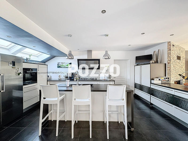 Maison - 230 m² - 7 pièces