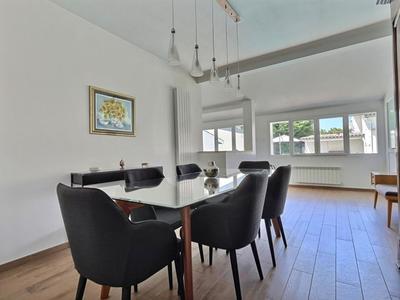 Maison - 240 m² - 10 pièces