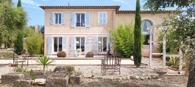 Maison - 290 m² - 8 pièces