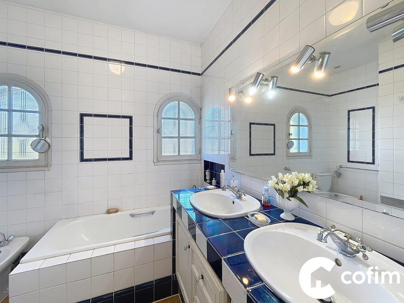 Maison traditionnelle - 137 m² - 5 pièces