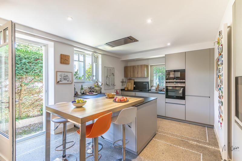 Maison - 202 m² - 7 pièces