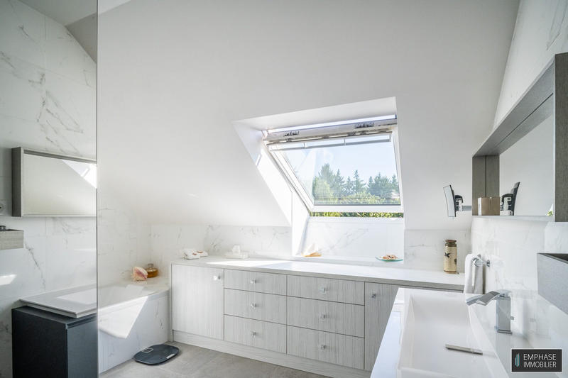 Maison contemporaine - 247 m² - 9 pièces