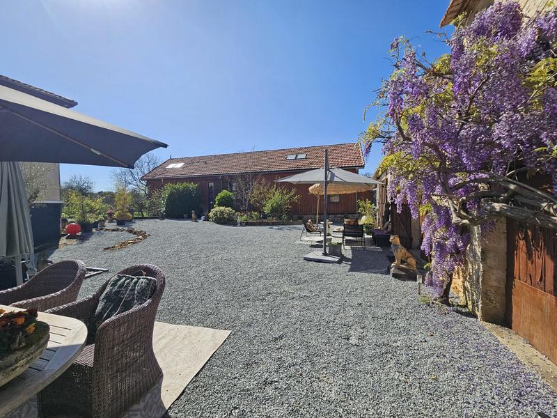 Maison traditionnelle - 275 m² - 8 pièces