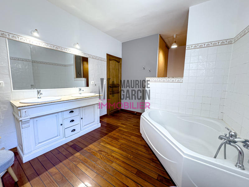 Maison - 220 m² - 9 pièces