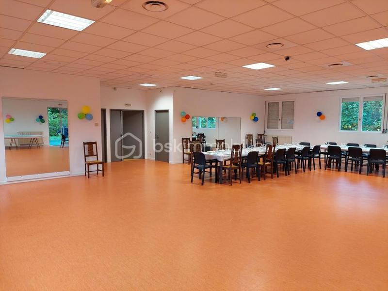 Local commercial - 1 800 m² - 20 pièces