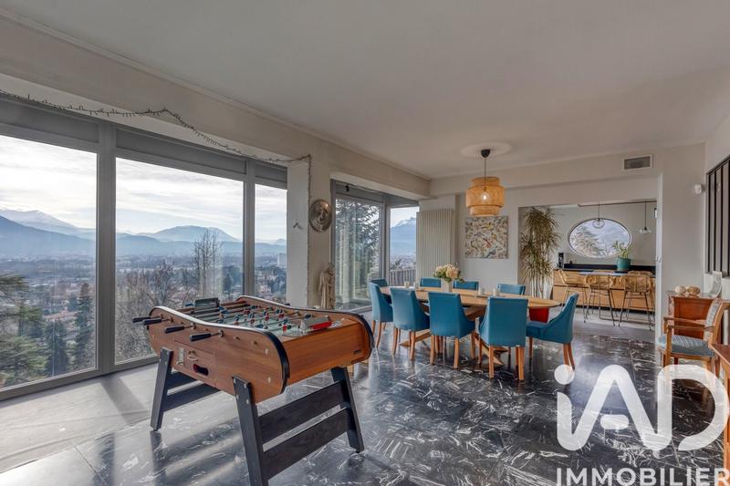 Maison - 233 m² - 8 pièces