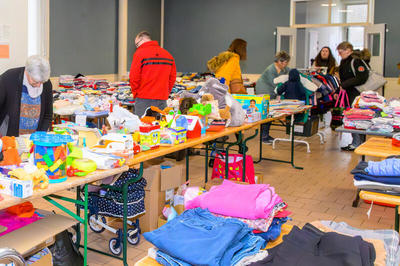 Braderie solidaire spéciale enfants du secours catholique