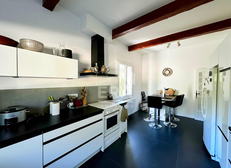 Maison - 235 m² - 8 pièces