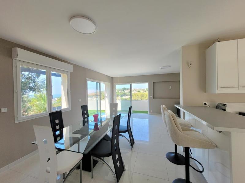 Maison - 256 m² - 8 pièces