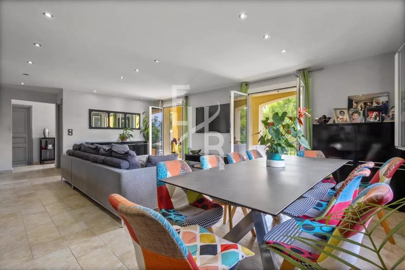 Villa - 255 m² - 8 pièces