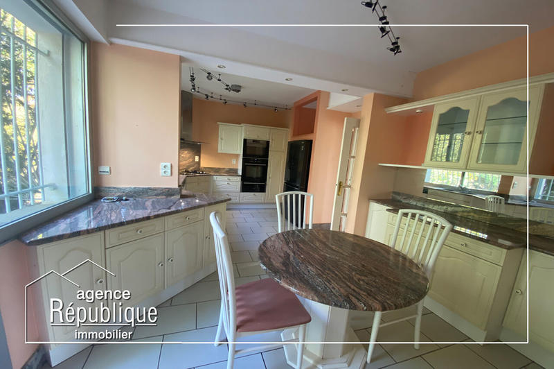 Maison - 275 m² - 9 pièces