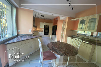 Maison - 275 m² - 9 pièces