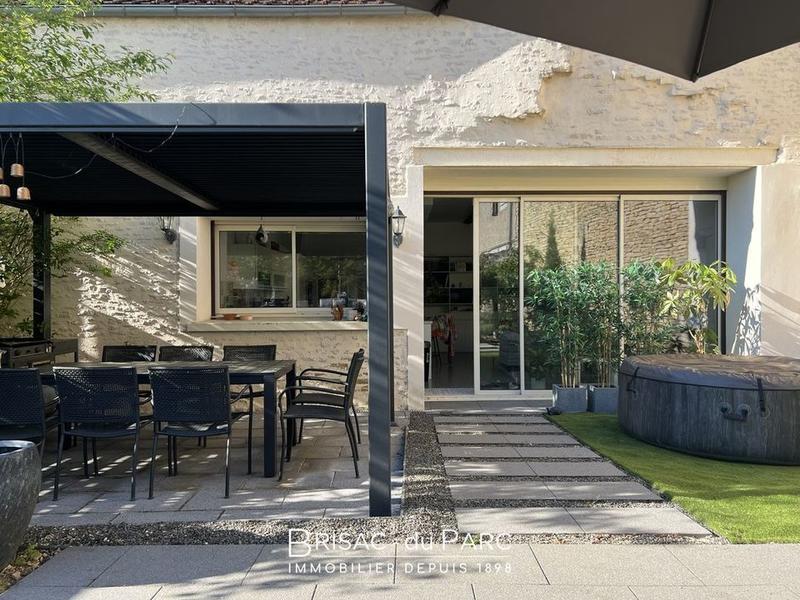 Maison - 330 m² - 11 pièces