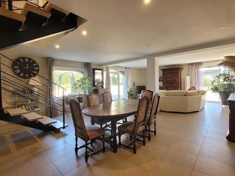 Propriété - 237 m² - 8 pièces