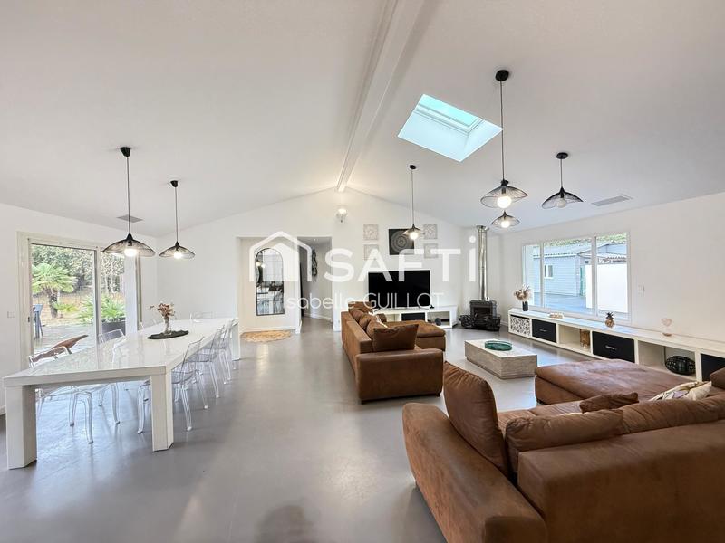 Maison - 240 m² - 9 pièces