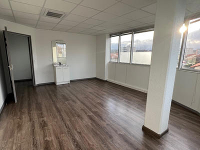 Local commercial - 82 m² - 4 pièces