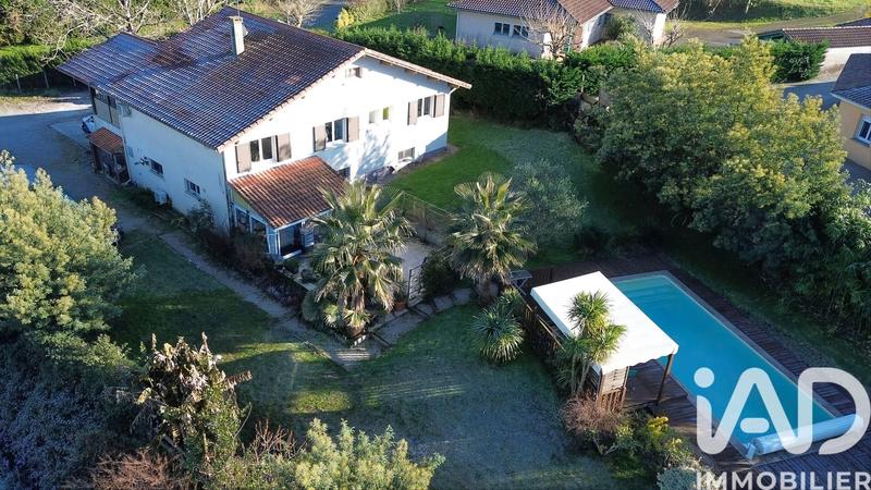 Maison - 242 m² - 9 pièces