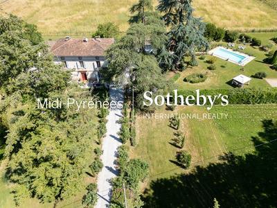 Maison - 300 m² - 11 pièces